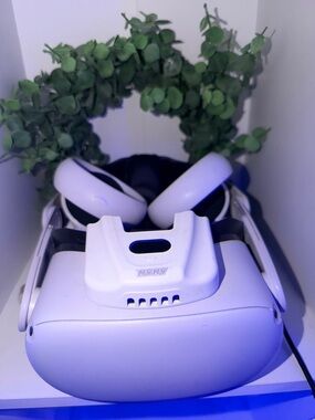 Oculus White VR Headset with Integrated White Ear Cups